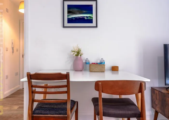 Stylish City Center Serviced Apartment In Bristol